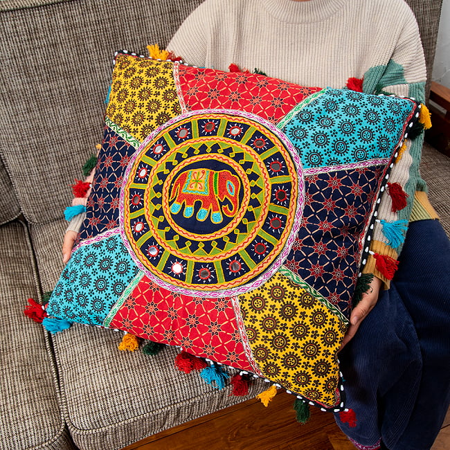 【ミラー付き!特大 61cm x 61cm】ラジャスタン刺繍の四角いクッションカバー - 象さん 7 - とっても大きなサイズです!