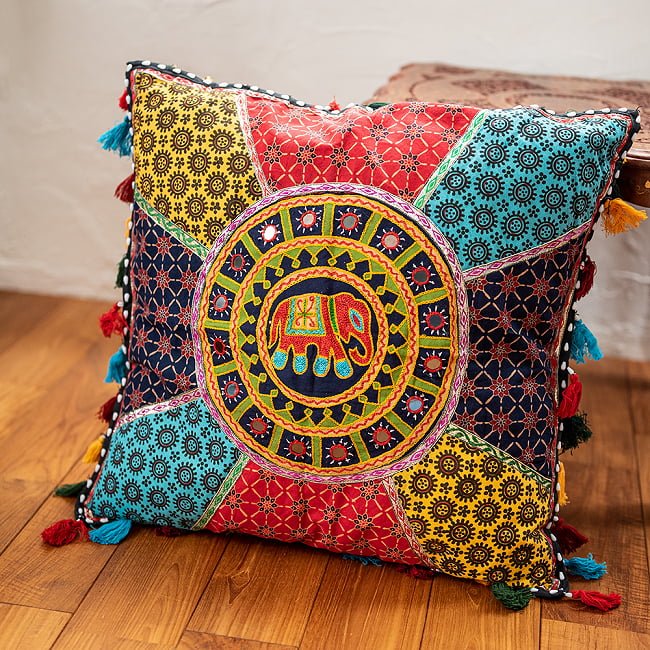 【ミラー付き!特大 61cm x 61cm】ラジャスタン刺繍の四角いクッションカバー - 象さんの写真