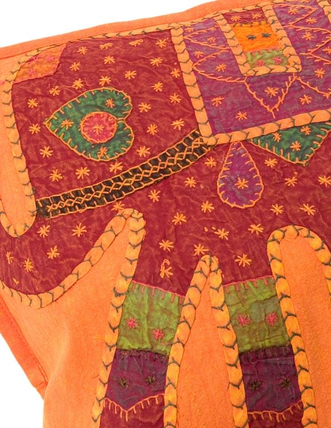 象さんモチーフの手縫いクッションカバー 【オレンジ】 2 - 刺繍部分を拡大してみました。丁寧に刺繍されているのが分かります。