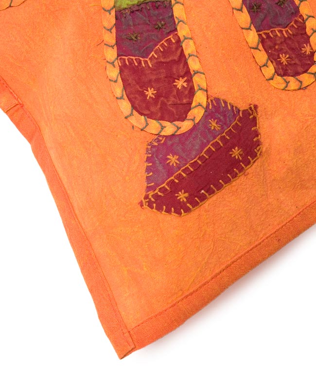 象さんモチーフの手縫いクッションカバー 【オレンジ】 3 - 縁の部分を拡大してみました。雰囲気のある生地も刺繍を引き立ててくれています。