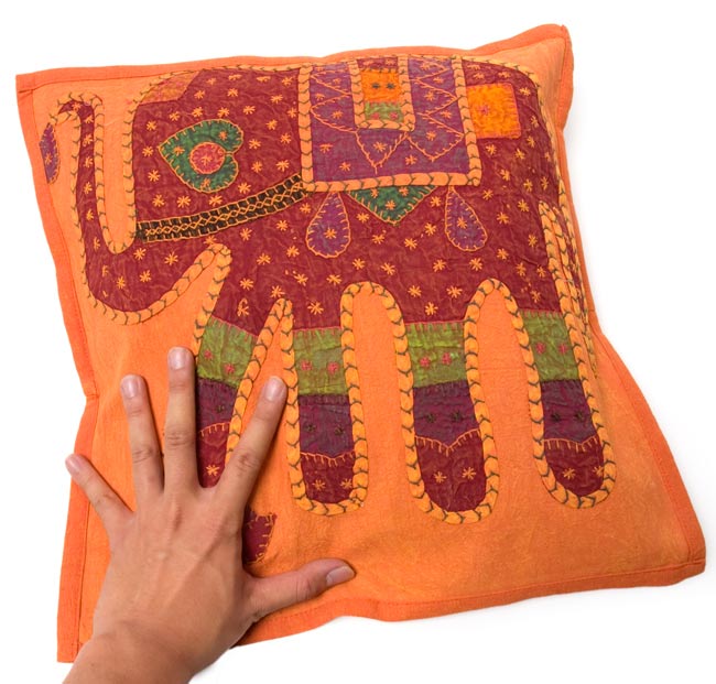 象さんモチーフの手縫いクッションカバー 【オレンジ】 5 - サイズを感じていただく為、手との比較写真です。クッションを入れると、象さんがふっくらして立体感がでますよ!