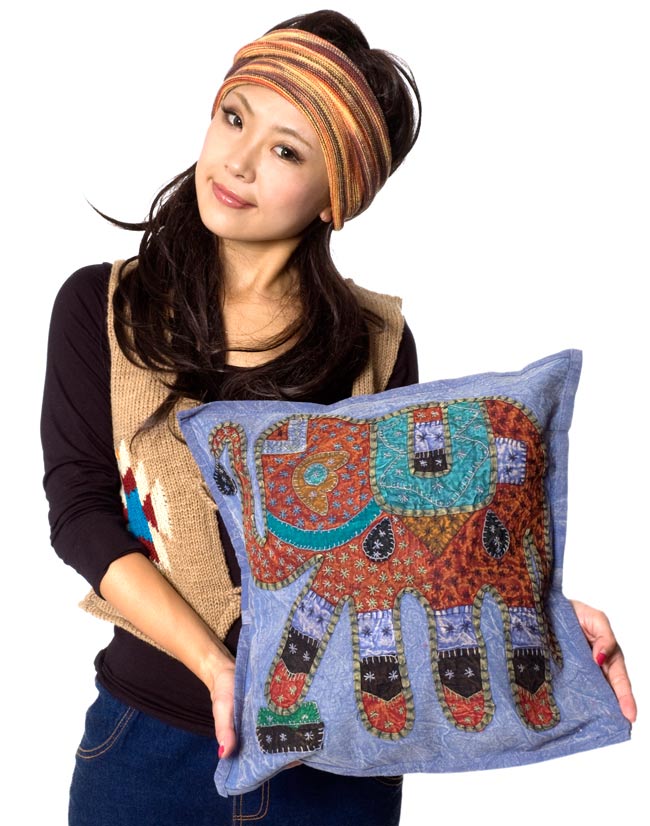 象さんモチーフの手縫いクッションカバー 【オレンジ】 7 - モデルさんが持ってみたところです。手縫いの暖かさがあり、とってもかわいいクッションカバーです。