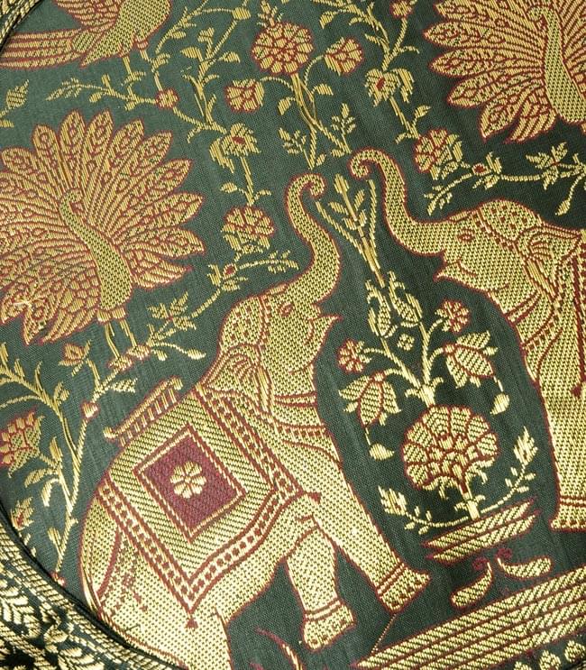 ゴールド刺繍の円形クッションカバー【緑色&青色】 2 - 中心部分を拡大してみました。インドやタイで幸せの象徴とされている、象さんと、邪念を払うと言われている、孔雀の刺繍が美しいです。