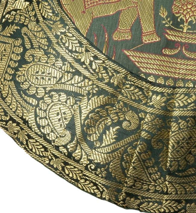 ゴールド刺繍の円形クッションカバー【緑色&青色】 3 - 縁の部分です。ご覧いただけます通り、かなり細かい点まで綺麗に刺繍が施されております。
