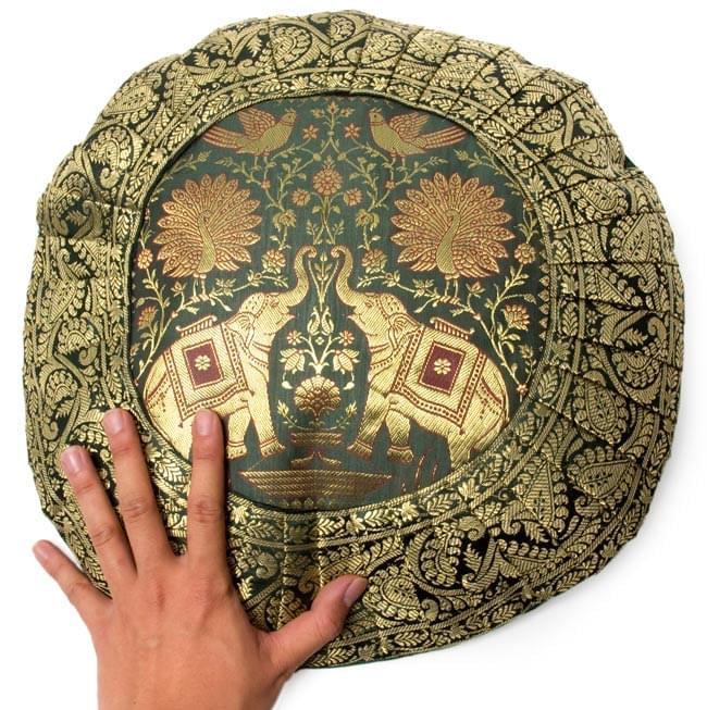 ゴールド刺繍の円形クッションカバー【緑色&青色】 5 - サイズを感じていただく為、手との比較写真です。