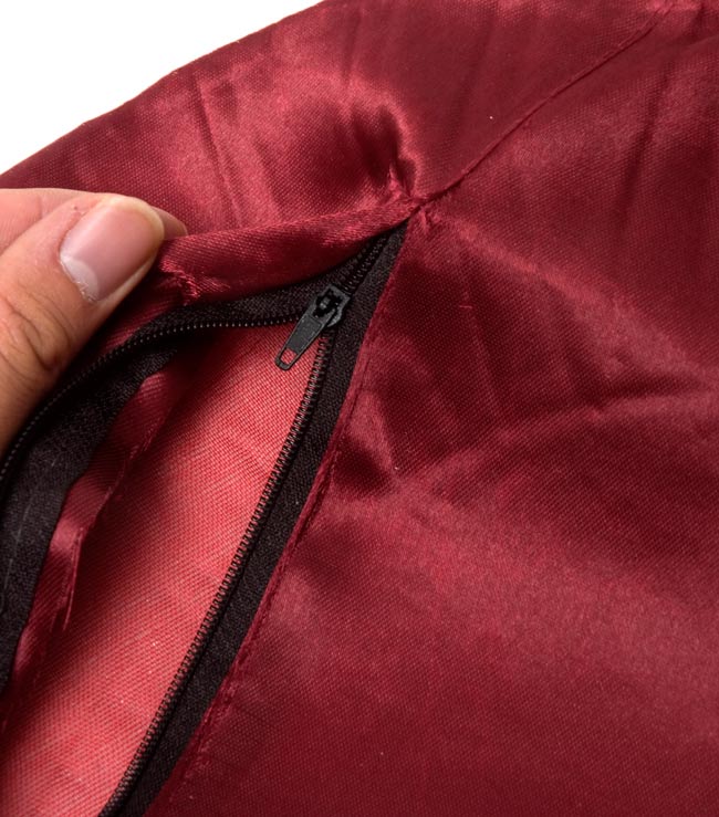 ゴールド刺繍の円形クッションカバー【緑色&青色】 7 - 裏面のクッションを入れる部分はこのようになっております。また、写真は同ジャンル品のものとなります。