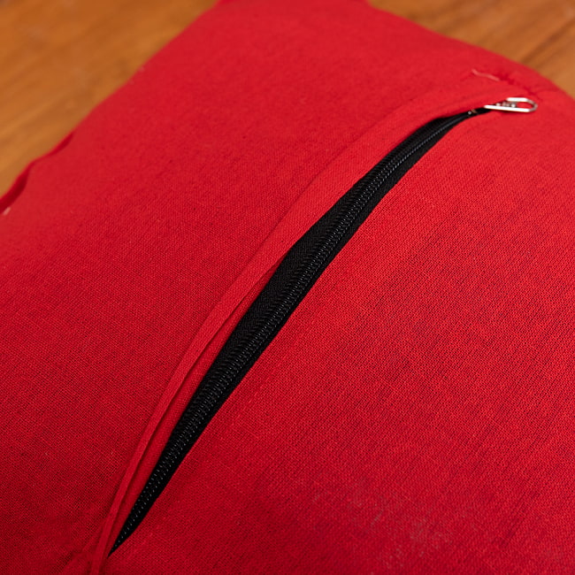 ラジャスタン刺繍のクッションカバー 5 - 裏面はシンプルです。ジップ部分が小さいので少々入れづらいかもしれません。