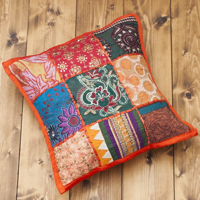 〔アソート〕ラジャスタン刺繍のクッションカバー - オレンジ 2 - 全体を見てみました。