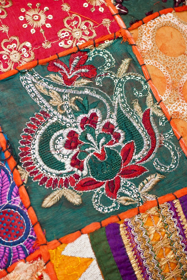 〔アソート〕ラジャスタン刺繍のクッションカバー - オレンジ 3 - 装飾部分に着目してみました。