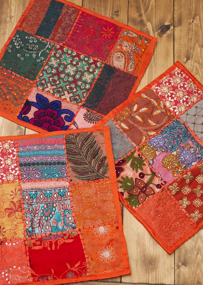 〔アソート〕ラジャスタン刺繍のクッションカバー - オレンジ 7 - デザインパターンは一点ごとに異なります。アソートでのお届けとなり、柄のご指定は頂けませんのでご了承ください。