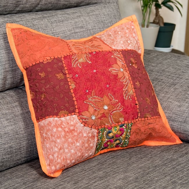 〔アソート〕ラジャスタン刺繍のクッションカバー - オレンジの写真1枚目です。室内での使用例です。クッションカバー,パッチワーク, タペストリー,座布団