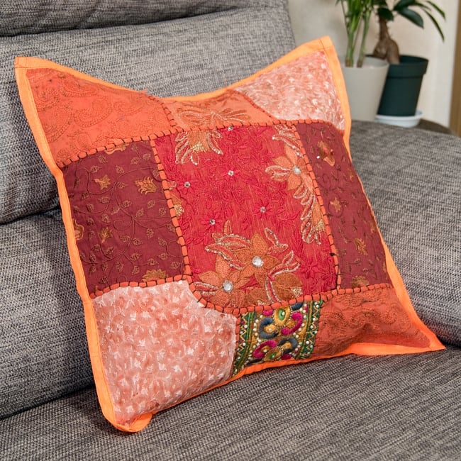 〔アソート〕ラジャスタン刺繍のクッションカバー - オレンジの写真