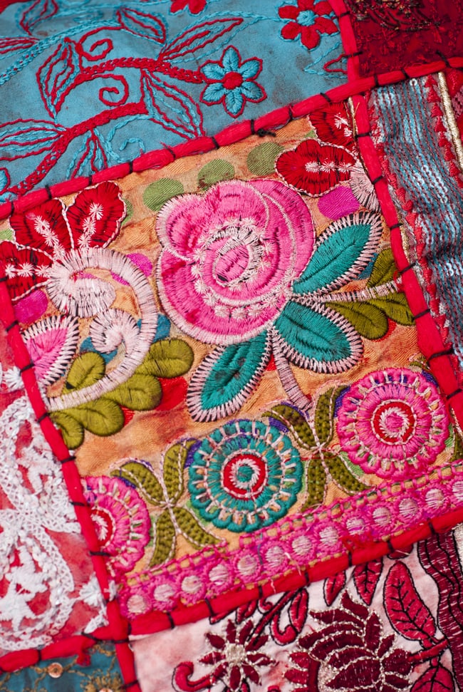 〔アソート〕ラジャスタン刺繍のクッションカバー - 赤 3 - 装飾部分に着目してみました。