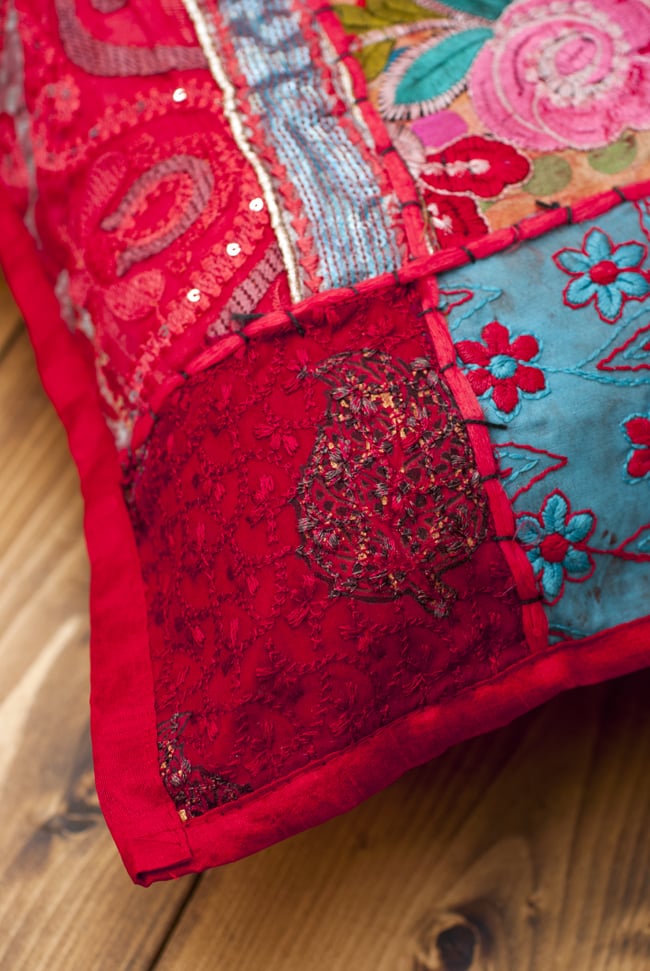〔アソート〕ラジャスタン刺繍のクッションカバー - 赤 4 - 角の部分の様子です。