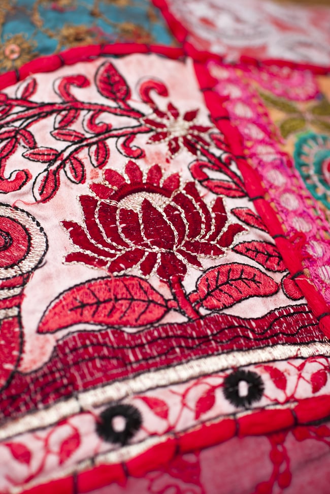 〔アソート〕ラジャスタン刺繍のクッションカバー - 赤 5 - 砂漠地方の細かな手芸です。