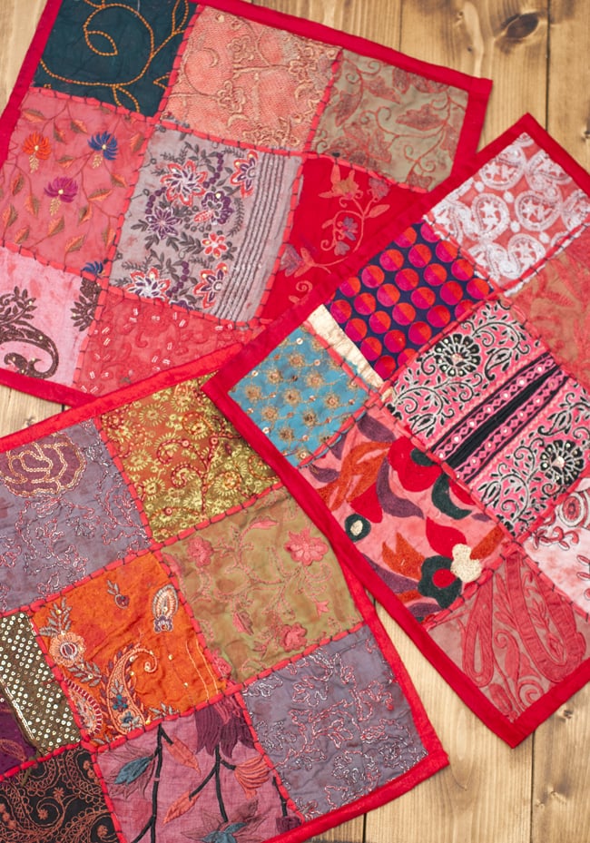 〔アソート〕ラジャスタン刺繍のクッションカバー - 赤 7 - デザインパターンは一点ごとに異なります。アソートでのお届けとなり、柄のご指定は頂けませんのでご了承ください。
