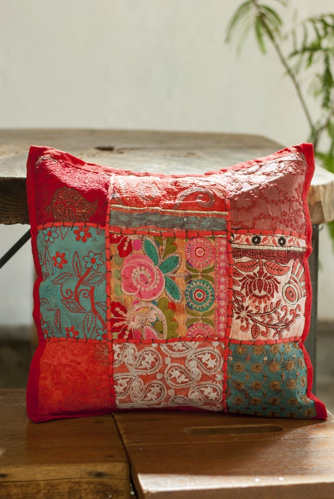 〔アソート〕ラジャスタン刺繍のクッションカバー - 赤の写真