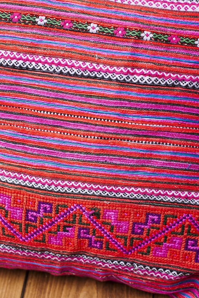モン族刺繍の高級クッションカバー - ピンク・赤系 [クッション同梱品] 2 - 美しい刺繍が用いられています。