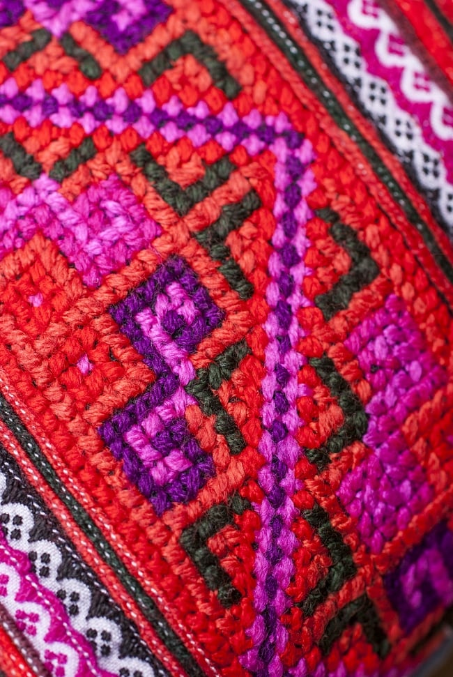 モン族刺繍の高級クッションカバー - ピンク・赤系 [クッション同梱品] 3 - 細やかな仕事が見て取れます。