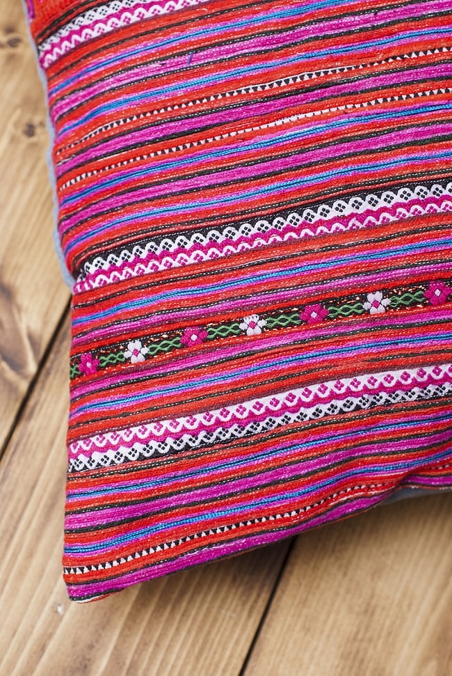 モン族刺繍の高級クッションカバー - ピンク・赤系 [クッション同梱品] 4 - 四隅の様子です。