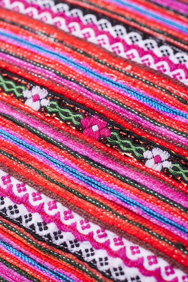 モン族刺繍の高級クッションカバー - ピンク・赤系 [クッション同梱品] 5 - 飽きることのない手工芸の芸術ですね。