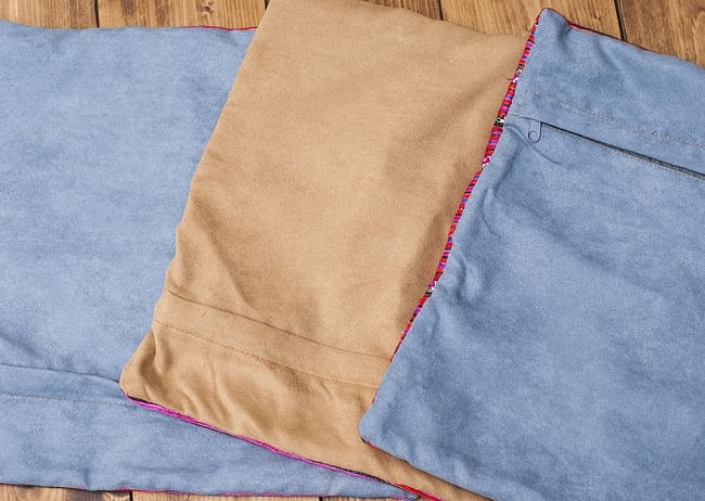 モン族刺繍の高級クッションカバー - ピンク・赤系 [クッション同梱品] 7 - 裏面の様子です。起毛感のあるしっとりとした手触りの布が使用されています。色味は1点ずつ異なるため、こちらは完全なアソートでのお届けとなります。