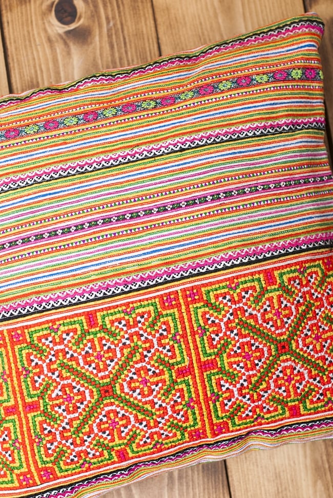 モン族刺繍の高級クッションカバー - 黄・オレンジ系 [クッション同梱品] 2 - 美しい刺繍が用いられています。