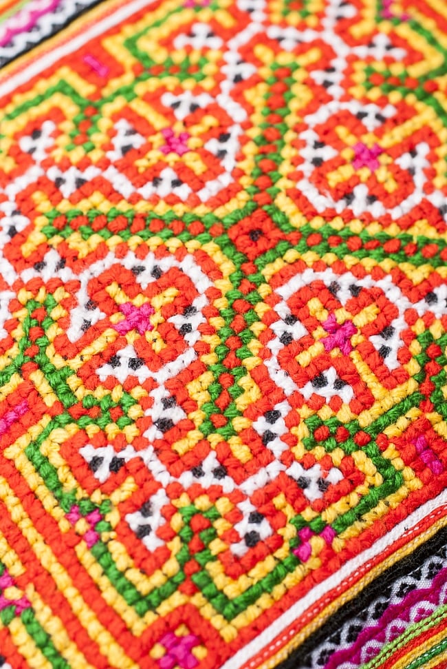 モン族刺繍の高級クッションカバー - 黄・オレンジ系 [クッション同梱品] 3 - 細やかな仕事が見て取れます。