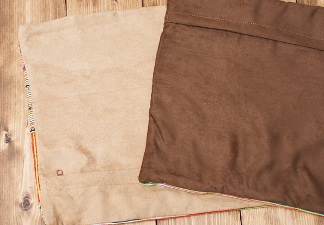 モン族刺繍の高級クッションカバー - 黄・オレンジ系 [クッション同梱品] 7 - 裏面の様子です。起毛感のあるしっとりとした手触りの布が使用されています。色味は1点ずつ異なるため、こちらは完全なアソートでのお届けとなります。