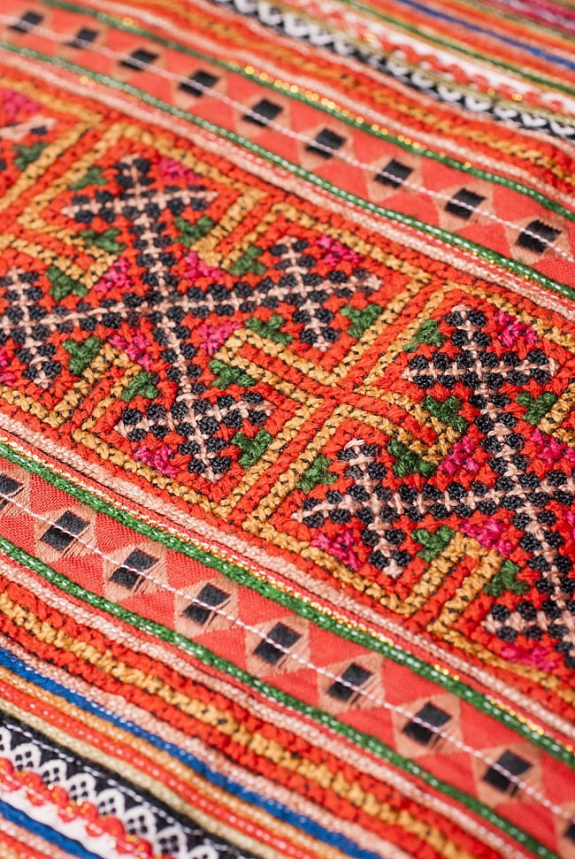 モン族刺繍の高級クッションカバー - オレンジ・茶色系 [クッション同梱品] 3 - 細やかな仕事が見て取れます。