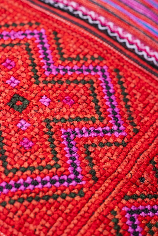 モン族刺繍の高級クッションカバー - ピンク・オレンジ系 [クッション同梱品] 3 - 細やかな仕事が見て取れます。