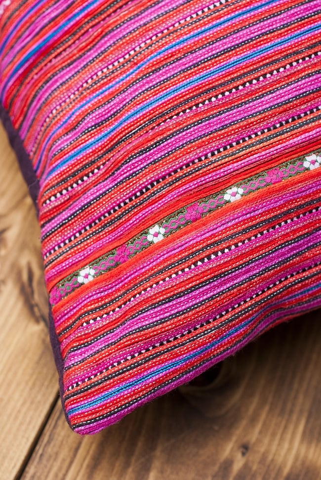 モン族刺繍の高級クッションカバー - ピンク・オレンジ系 [クッション同梱品] 4 - 四隅の様子です。