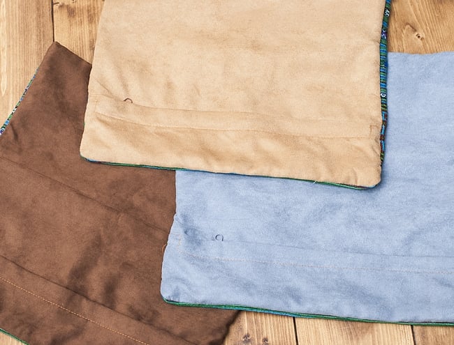 モン族刺繍の高級クッションカバー - ピンク・オレンジ系 [クッション同梱品] 7 - 裏面の様子です。起毛感のあるしっとりとした手触りの布が使用されています。色味は1点ずつ異なるため、こちらは完全なアソートでのお届けとなります。
