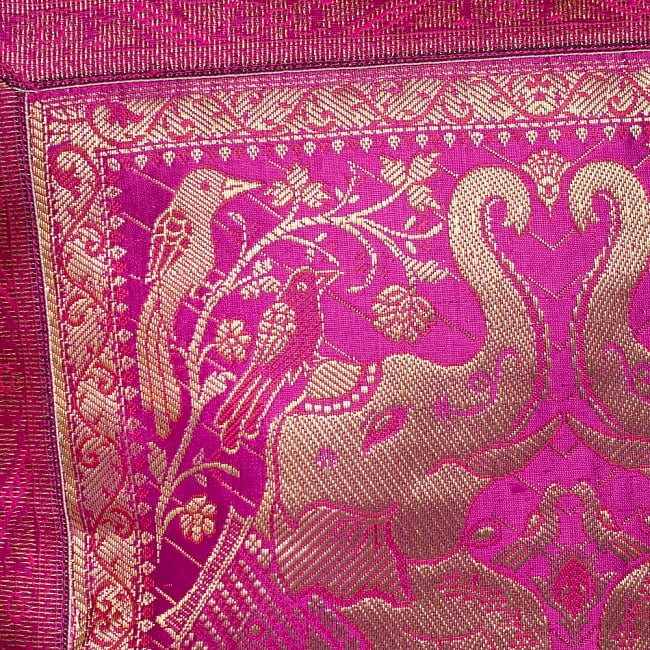 インド伝統柄のクッションカバー【ピンク】 3 - UPにしてみました。繊細な刺繍がとても素敵です＾＾