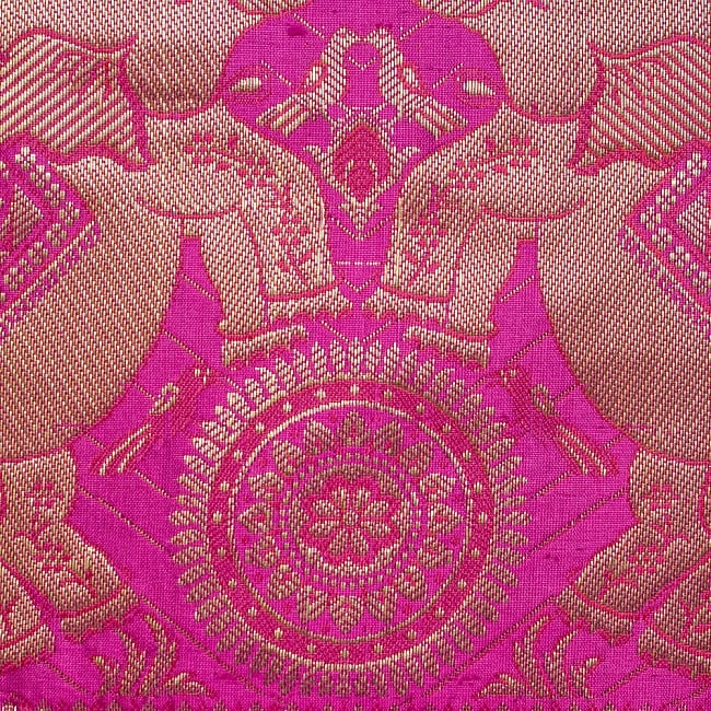 インド伝統柄のクッションカバー【ピンク】 4 - 象や鳥がなんとも愛らしく表現されています！