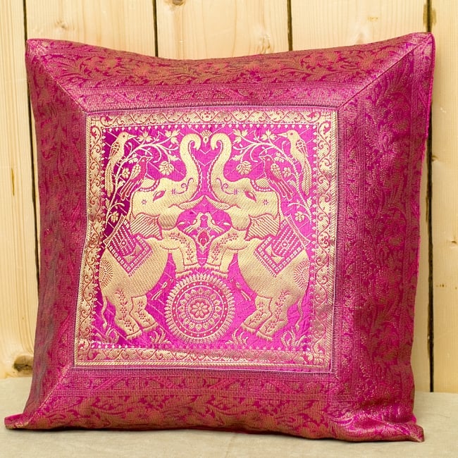インド伝統柄のクッションカバー【ピンク】の写真1枚目です。金糸刺繍が上品で美しいクッションカバーです！クッションカバー,インド,伝統模様,伝統柄,象
