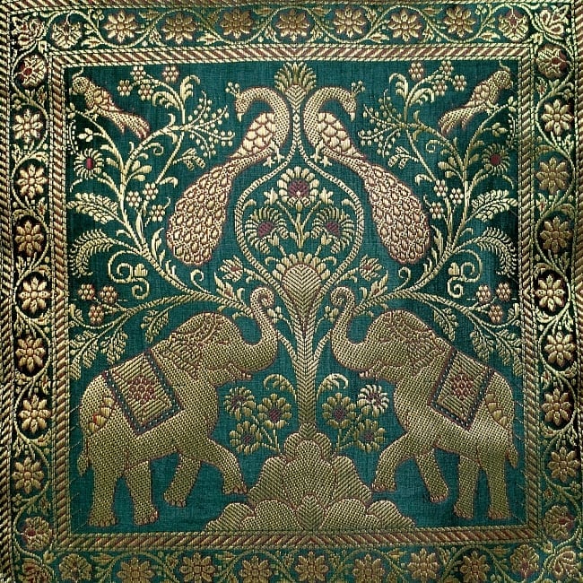 インド伝統柄のクッションカバー【グリーン】 3 - UPにしてみました。繊細な刺繍がとても素敵です＾＾