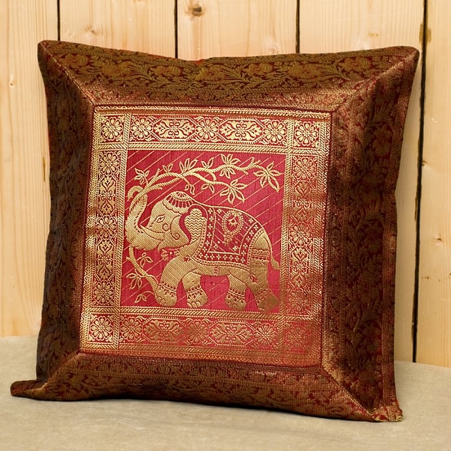 インド伝統柄のクッションカバー【レッド】の写真1枚目です。金糸刺繍が上品で美しいクッションカバーです！クッションカバー,インド,伝統模様,伝統柄,象