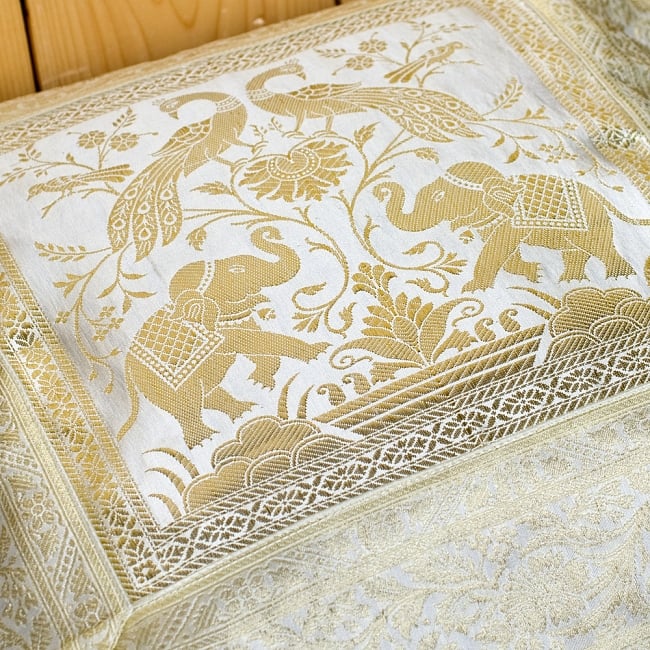 インド伝統柄のクッションカバー【ホワイト】 3 - UPにしてみました。繊細な刺繍がとても素敵です＾＾