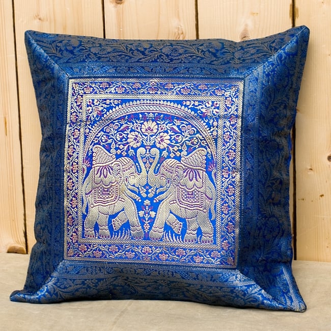 インド伝統柄のクッションカバー【ブルー】の写真1枚目です。金糸刺繍が上品で美しいクッションカバーです！クッションカバー,インド,伝統模様,伝統柄,象