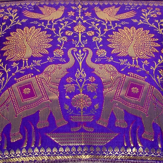 インド伝統柄のクッションカバー【パープル】 3 - UPにしてみました。繊細な刺繍がとても素敵です＾＾