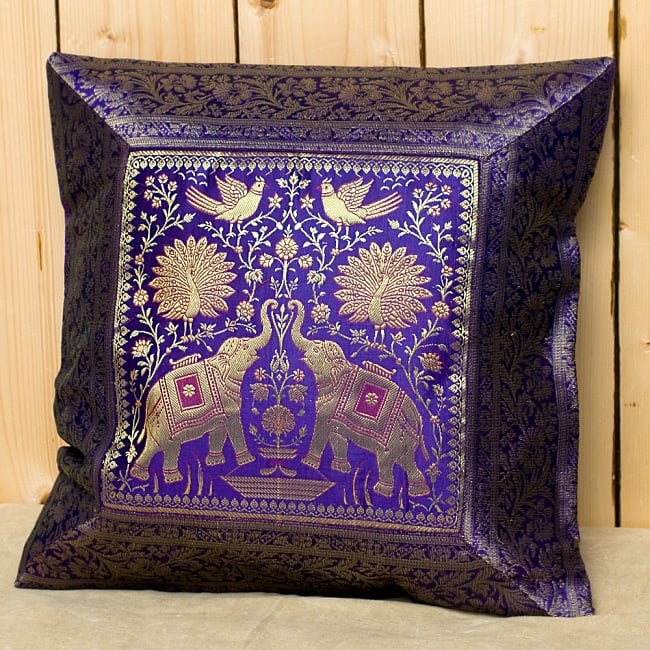 インド伝統柄のクッションカバー【パープル】の写真1枚目です。金糸刺繍が上品で美しいクッションカバーです！クッションカバー,インド,伝統模様,伝統柄,象