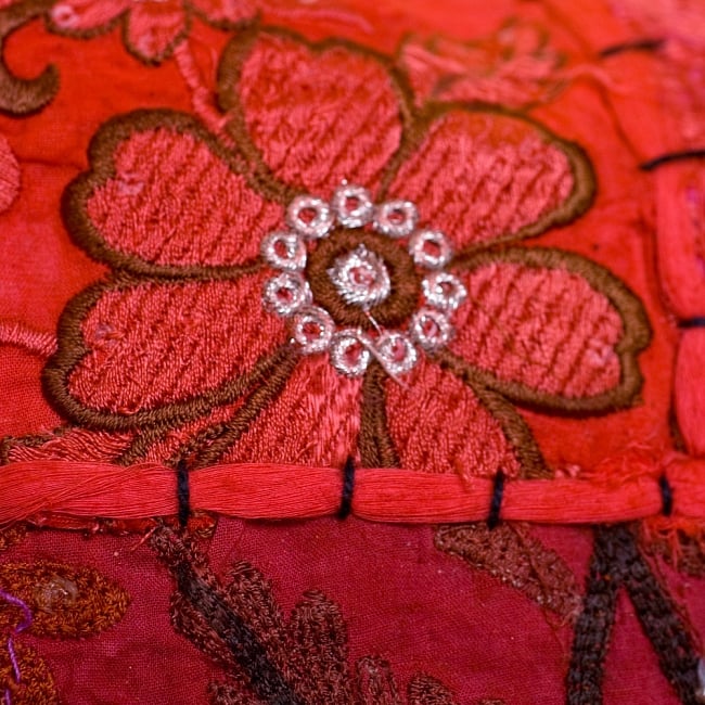 ラジャスタン刺繍のクッションカバー - 赤系アソート 3 - UPにしてみました。繊細な刺繍がとても素敵です＾＾