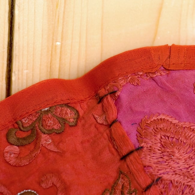 ラジャスタン刺繍のクッションカバー - 赤系アソート 4 - 縁はこのようになっています