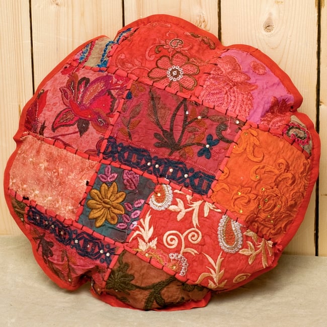 ラジャスタン刺繍のクッションカバー - 赤系アソートの写真1枚目です。ラジャスタンの雰囲気漂うエキゾチックなクッションカバーですクッションカバー,パッチワーク,ラジャスタン,刺繍