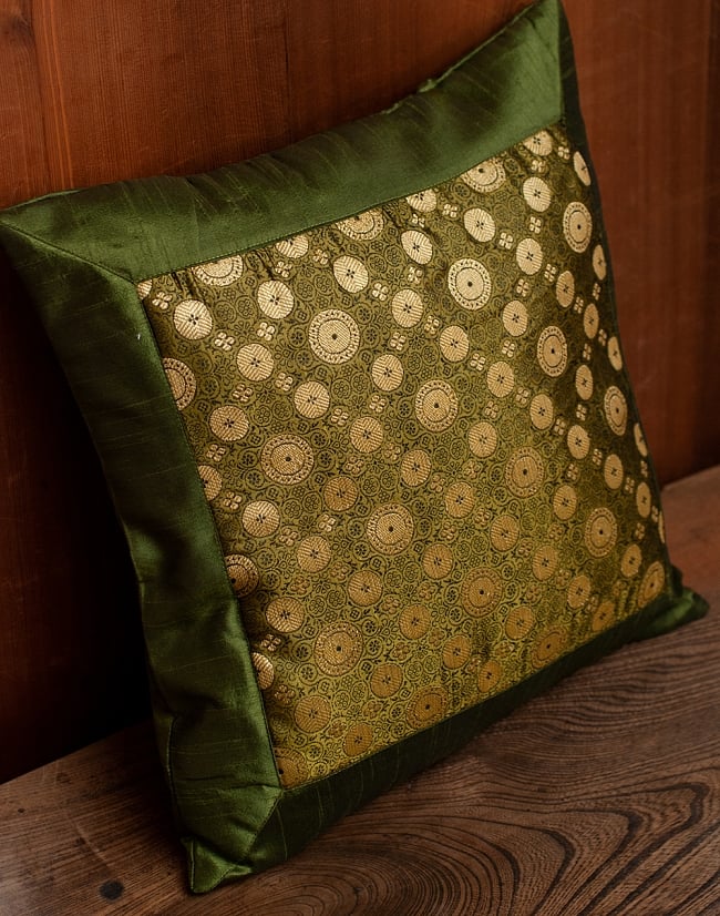 インド伝統柄のクッションカバー グリーン 3 - 角度を変えてみてみました。インドらしいゴージャスな世界観が漂っていますね。