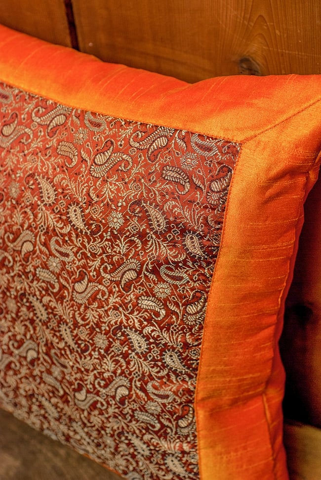 インド伝統柄のクッションカバー オレンジ 3 - 角度を変えてみてみました。インドらしいゴージャスな世界観が漂っていますね。