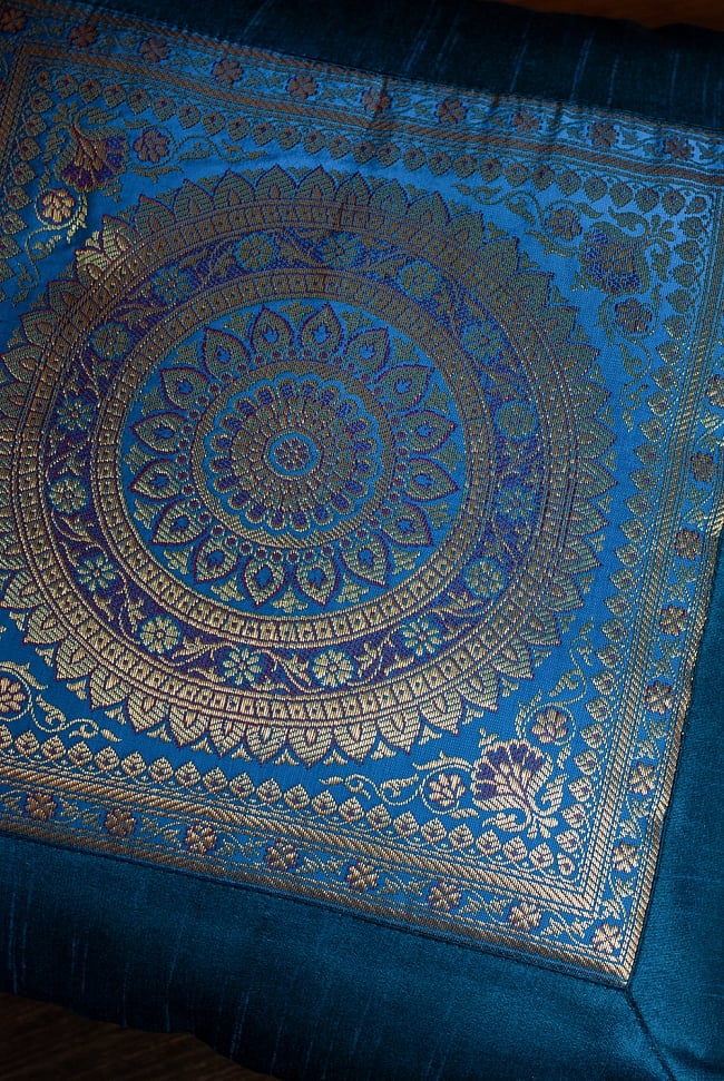 インド伝統柄のクッションカバー ブルー 2 - 図像を正面から見てみました。