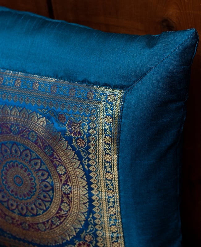 インド伝統柄のクッションカバー ブルー 3 - 角度を変えてみてみました。インドらしいゴージャスな世界観が漂っていますね。