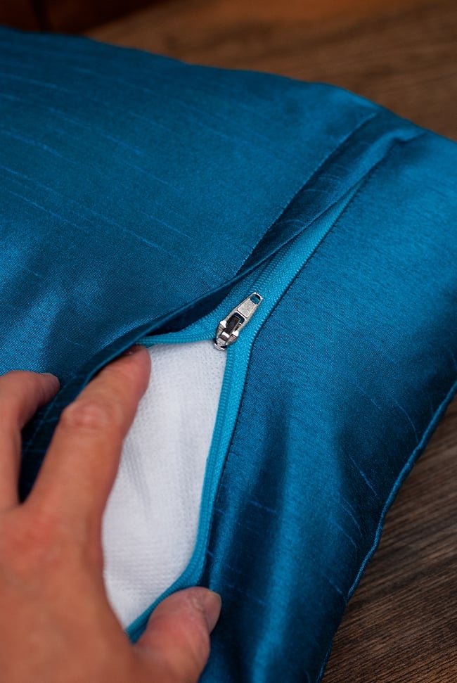 インド伝統柄のクッションカバー ブルー 5 - 裏面はシンプルです。ジッパー式になっています。